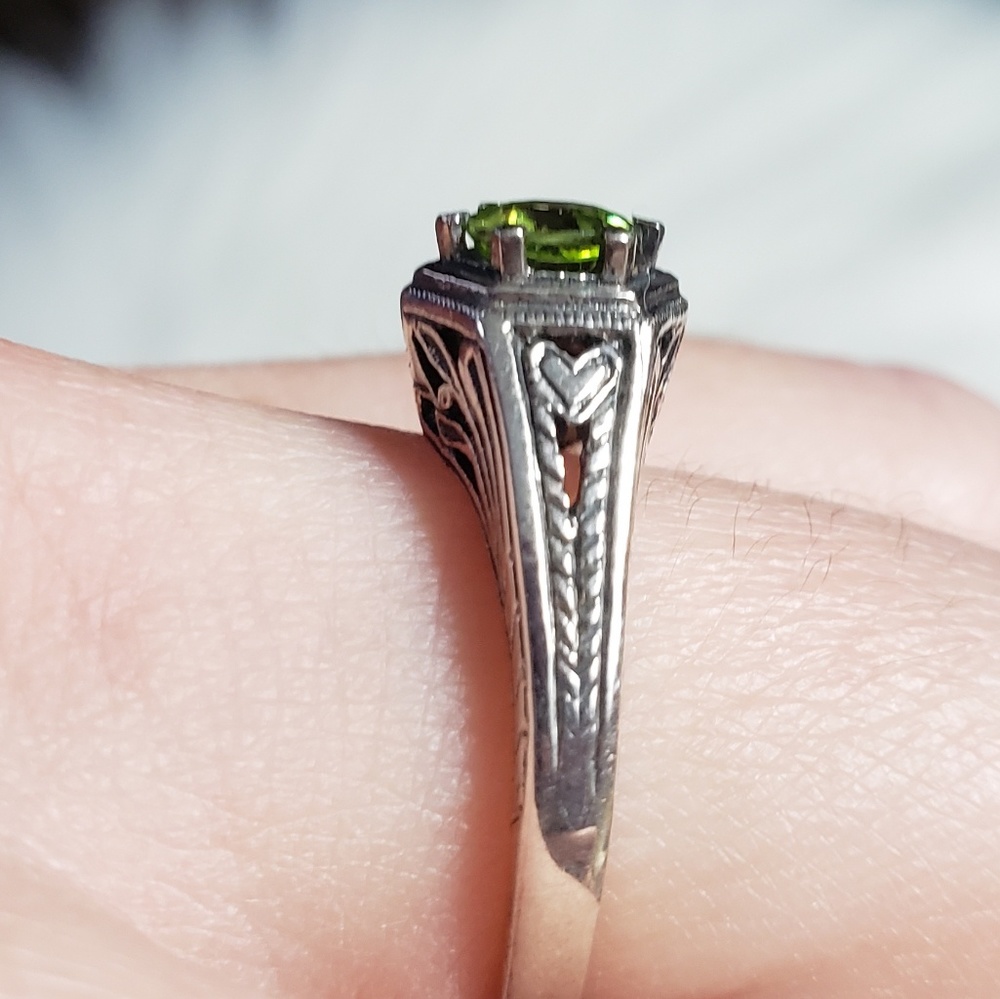 Genuine Peridot Ring in 925 Silver - Picture 7 of 7